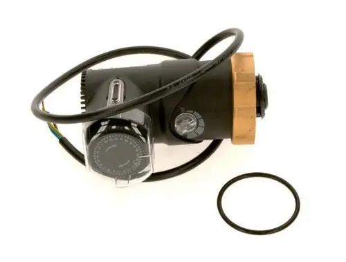 Bosch Zirkulationspumpe mit drehbarem Regler und Kabeln, umgeben von einem O-Ring. Das Produkt hat einen metallenen Abschluss und eine klare Anzeige an der Vorderseite.
